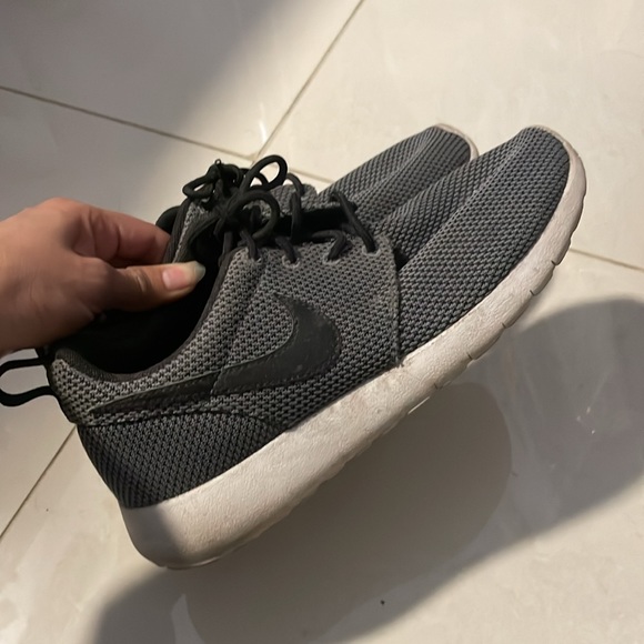 Nike athletic shoes - Picture 3 of 5